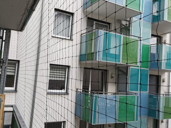 Taubenabwehrnetz am Balkon